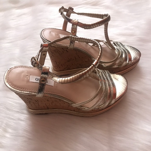 ｇｕｅｓｓ  ｇｏｌｄ  &  ｃｏｒｋ  ｓｔｒａｐｐｙ  ｗｅｄｇｅｓ - Picture 2 of 5